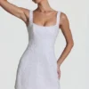 Dominique – Verziertes, strukturiertes A-Linien-Minikleid in Weiß Dominique – Verziertes, strukturiertes A-Linien-Minikleid in Weiß