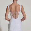 Dominique – Verziertes, strukturiertes A-Linien-Minikleid in Weiß Dominique – Verziertes, strukturiertes A-Linien-Minikleid in Weiß