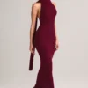 Dree Maxikleid mit Halterneck und geripptem Strick-Schal-Detail in Weinrot Dree Maxikleid mit Halterneck und geripptem Strick-Schal-Detail in Weinrot