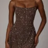 Durrani Transparentes, verziertes Minikleid mit U-Ausschnitt in Deep Cocoa Durrani Transparentes, verziertes Minikleid mit U-Ausschnitt in Deep Cocoa