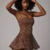 Durrani Transparentes, verziertes Minikleid mit U-Ausschnitt in Mocha Durrani Transparentes, verziertes Minikleid mit U-Ausschnitt in Mocha