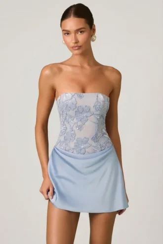 Eden Verziertes, drapiertes, trägerloses A-Linien-Minikleid in Himmelblau