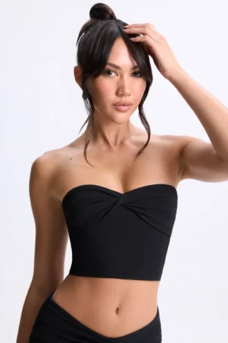 Edie Modal-Bandeau-Oberteil mit gedrehter Vorderseite in Schwarz