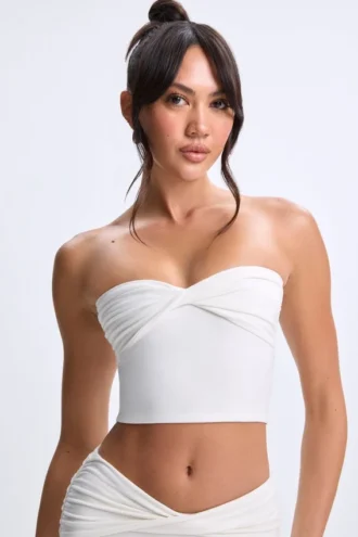 Edie Modal-Bandeau-Oberteil mit gedrehter Vorderseite in Weiß