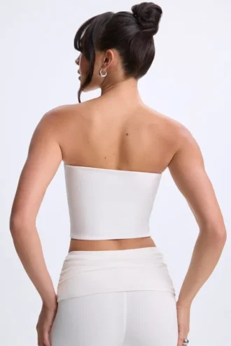 Edie Modal-Bandeau-Oberteil mit gedrehter Vorderseite in Weiß