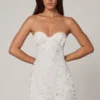 Edita Bandeau-Minikleid mit A-Linie und Verzierungen in Weiß Edita Bandeau-Minikleid mit A-Linie und Verzierungen in Weiß