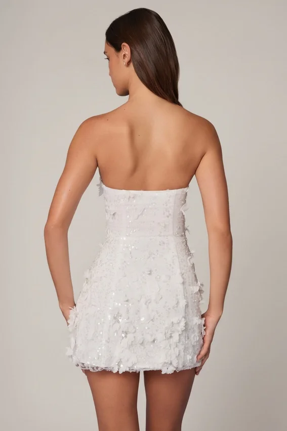 Edita Bandeau-Minikleid mit A-Linie und Verzierungen in Weiß Edita Bandeau-Minikleid mit A-Linie und Verzierungen in Weiß