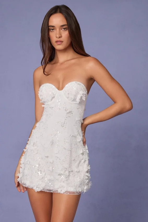 Edita Bandeau-Minikleid mit A-Linie und Verzierungen in Weiß Edita Bandeau-Minikleid mit A-Linie und Verzierungen in Weiß