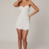 Edita Bandeau-Minikleid mit A-Linie und Verzierungen in Weiß Edita Bandeau-Minikleid mit A-Linie und Verzierungen in Weiß