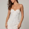 Edita Bandeau-Minikleid mit A-Linie und Verzierungen in Weiß Edita Bandeau-Minikleid mit A-Linie und Verzierungen in Weiß