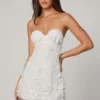 Edita Bandeau-Minikleid mit A-Linie und Verzierungen in Weiß Edita Bandeau-Minikleid mit A-Linie und Verzierungen in Weiß