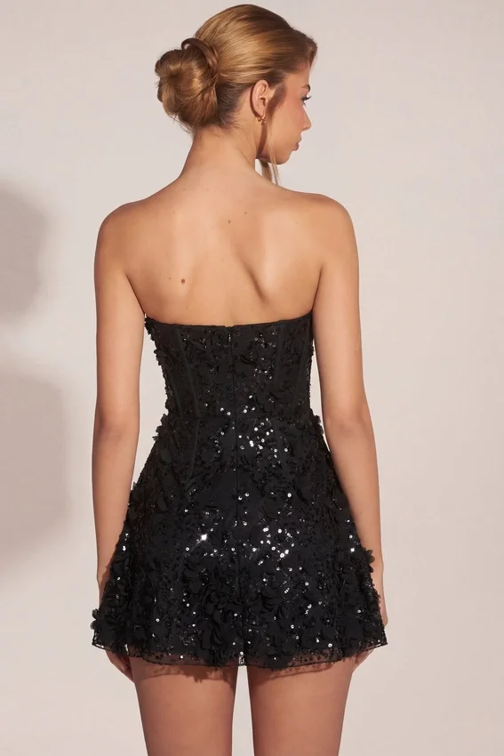 Edita Minikleid mit verzierten Applikationen und Herzausschnitt in Schwarz Edita Minikleid mit verzierten Applikationen und Herzausschnitt in Schwarz