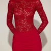 Eirlys Transparentes Spitzen-Minikleid mit U-Ausschnitt in True Red Eirlys Transparentes Spitzen-Minikleid mit U-Ausschnitt in True Red