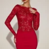 Eirlys Transparentes Spitzen-Minikleid mit U-Ausschnitt in True Red Eirlys Transparentes Spitzen-Minikleid mit U-Ausschnitt in True Red