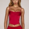 Eirwen Satin-Korsett-Oberteil mit Wasserfallausschnitt und Schnürung in True Red Eirwen Satin-Korsett-Oberteil mit Wasserfallausschnitt und Schnürung in True Red