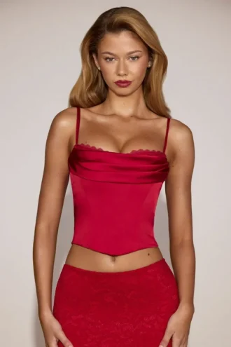 Eirwen Satin-Korsett-Oberteil mit Wasserfallausschnitt und Schnürung in True Red
