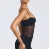 Eislyn Minikleid mit transparenten Einsätzen und Rüschen in Schwarz Eislyn Minikleid mit transparenten Einsätzen und Rüschen in Schwarz