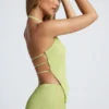 Elania Oberteil mit offenem Rücken und asymmetrischem Neckholder in Olivgrün Elania Oberteil mit offenem Rücken und asymmetrischem Neckholder in Olivgrün