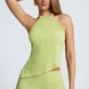 Elania Oberteil mit offenem Rücken und asymmetrischem Neckholder in Olivgrün Elania Oberteil mit offenem Rücken und asymmetrischem Neckholder in Olivgrün
