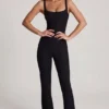 Elanie Jumpsuit mit U-Ausschnitt, Korsett und ausgestelltem Bein in Schwarz