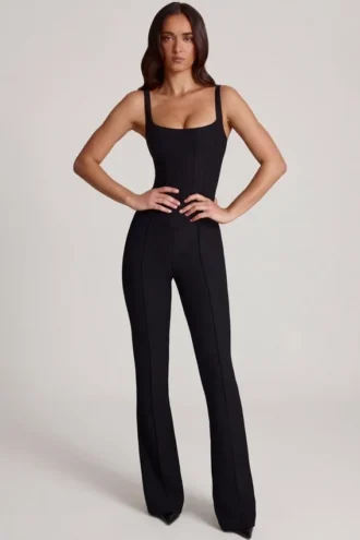 Elanie Jumpsuit mit U-Ausschnitt, Korsett und ausgestelltem Bein in Schwarz
