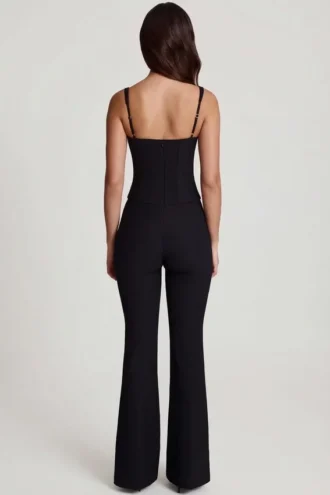 Elanie Jumpsuit mit U-Ausschnitt, Korsett und ausgestelltem Bein in Schwarz