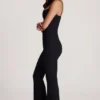 Elanie Jumpsuit mit U-Ausschnitt, Korsett und ausgestelltem Bein in Schwarz