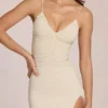 Elanora Maxikleid mit tiefem V-Ausschnitt in Elfenbein Elanora Maxikleid mit tiefem V-Ausschnitt in Elfenbein