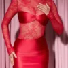 Eliette Langarm-Minikleid mit Spitzen-Einsätzen und drapiertem, figurbetontem Schnitt in Rot Eliette Langarm-Minikleid mit Spitzen-Einsätzen und drapiertem, figurbetontem Schnitt in Rot