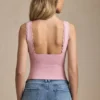Elinda Modal-Oberteil mit tiefem Ausschnitt und Wellenkante in zartem Rosa Elinda Modal-Oberteil mit tiefem Ausschnitt und Wellenkante in zartem Rosa