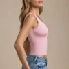 Elinda Modal-Oberteil mit tiefem Ausschnitt und Wellenkante in zartem Rosa Elinda Modal-Oberteil mit tiefem Ausschnitt und Wellenkante in zartem Rosa