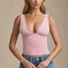 Elinda Modal-Oberteil mit tiefem Ausschnitt und Wellenkante in zartem Rosa Elinda Modal-Oberteil mit tiefem Ausschnitt und Wellenkante in zartem Rosa