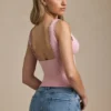 Elinda Modal-Oberteil mit tiefem Ausschnitt und Wellenkante in zartem Rosa Elinda Modal-Oberteil mit tiefem Ausschnitt und Wellenkante in zartem Rosa
