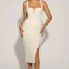 Eliora verziertes, drapiertes Midaxi-Kleid in Weiß Eliora verziertes, drapiertes Midaxi-Kleid in Weiß
