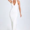 Elisana Modal-Maxikleid mit Spitzenbesatz und Neckholder in Weiß Elisana Modal-Maxikleid mit Spitzenbesatz und Neckholder in Weiß