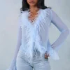 Elisia Feather Trim Sheer Oberteil in Soft Blue Elisia Feather Trim Sheer Oberteil in Soft Blue