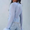 Elisia Feather Trim Sheer Oberteil in Soft Blue Elisia Feather Trim Sheer Oberteil in Soft Blue