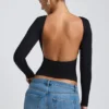Elli Modal-Oberteil mit hohem Kragen, langen Ärmeln und offenem Rücken in Schwarz Elli Modal-Oberteil mit hohem Kragen, langen Ärmeln und offenem Rücken in Schwarz