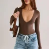 Elodie Modal Plunge Langarm-Bodys in Schokoladenbraun Elodie Modal Plunge Langarm-Bodys in Schokoladenbraun