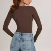 Elodie Modal Plunge Langarm-Bodys in Schokoladenbraun Elodie Modal Plunge Langarm-Bodys in Schokoladenbraun