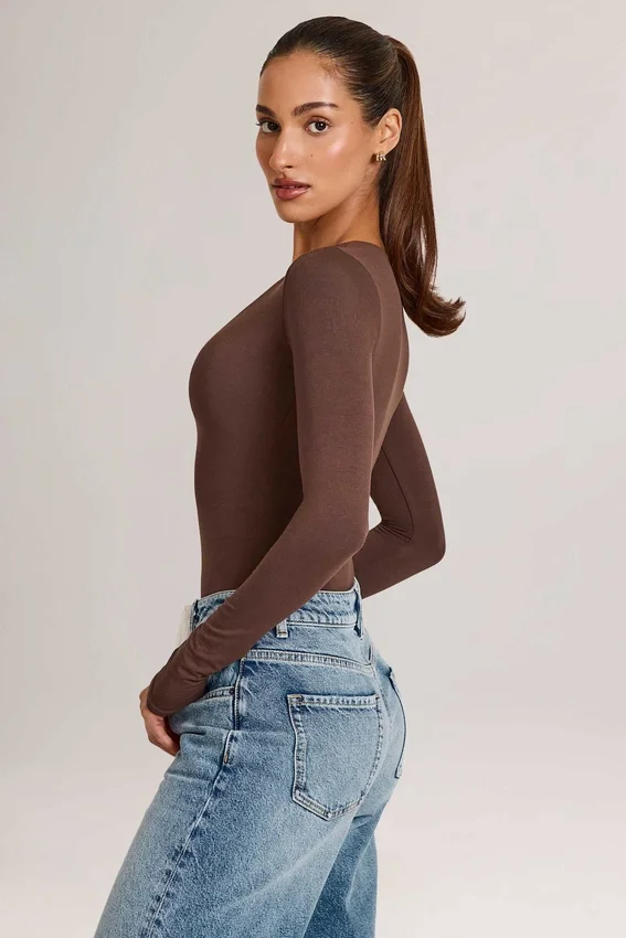 Elodie Modal Plunge Langarm-Bodys in Schokoladenbraun Elodie Modal Plunge Langarm-Bodys in Schokoladenbraun