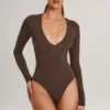 Elodie Modal Plunge Langarm-Bodys in Schokoladenbraun Elodie Modal Plunge Langarm-Bodys in Schokoladenbraun
