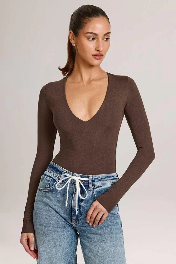 Elodie Modal Plunge Langarm-Bodys in Schokoladenbraun Elodie Modal Plunge Langarm-Bodys in Schokoladenbraun