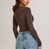 Elodie Modal Plunge Langarm-Bodys in Schokoladenbraun Elodie Modal Plunge Langarm-Bodys in Schokoladenbraun