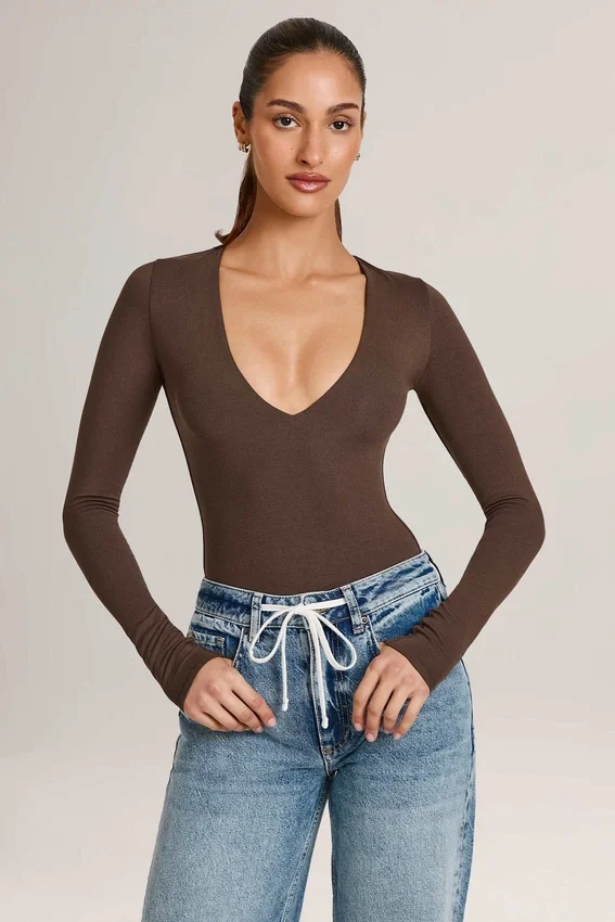 Elodie Modal Plunge Langarm-Bodys in Schokoladenbraun Elodie Modal Plunge Langarm-Bodys in Schokoladenbraun