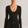 Elodie Modal Plunge Langarm-Bodys in Schwarz Elodie Modal Plunge Langarm-Bodys in Schwarz