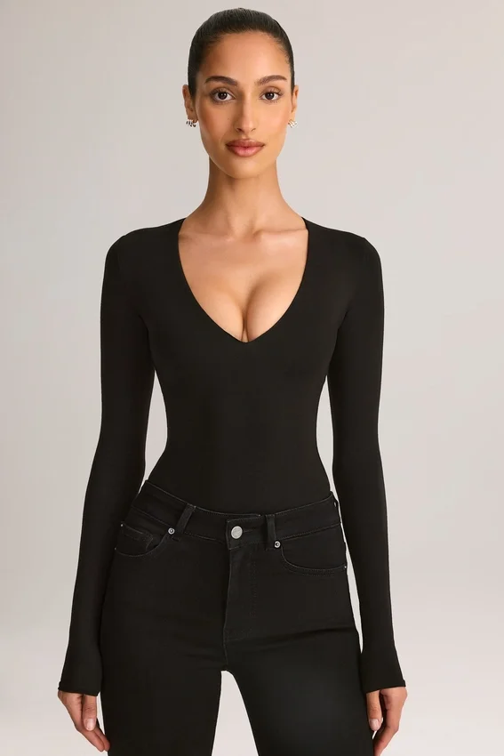 Elodie Modal Plunge Langarm-Bodys in Schwarz Elodie Modal Plunge Langarm-Bodys in Schwarz
