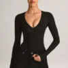 Elodie Modal Plunge Langarm-Bodys in Schwarz Elodie Modal Plunge Langarm-Bodys in Schwarz