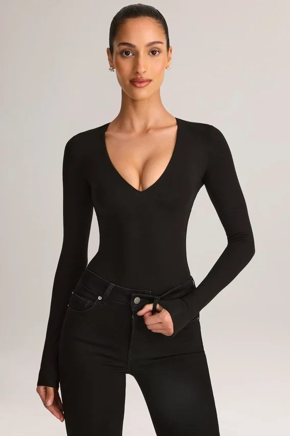 Elodie Modal Plunge Langarm-Bodys in Schwarz Elodie Modal Plunge Langarm-Bodys in Schwarz
