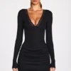 Elona Geripptes Modal-Minikleid mit langen Ärmeln und Drapierung in Schwarz Elona Geripptes Modal-Minikleid mit langen Ärmeln und Drapierung in Schwarz